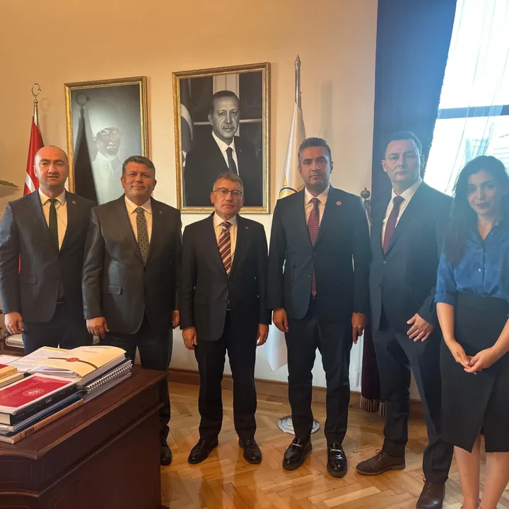 Photo by Hazine ve Maliye Uzmanları Derneği (HMUD) on July 01, 2025. 8 kişi, ayakta duran insanlar, ofis ve yazı görseli olabilir.